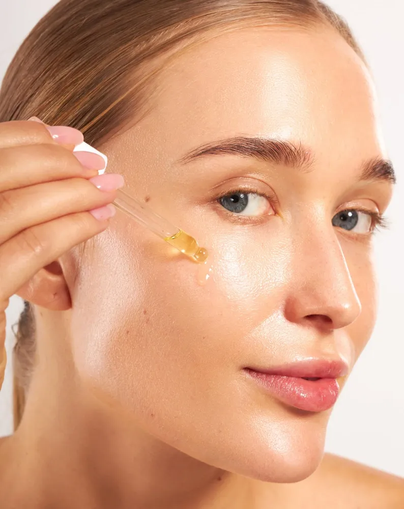 Retinol 0,3% pomlađujući serum za lice protiv bora Nutridome