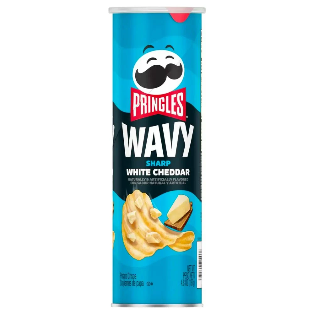 Pringles Wavy Sharp White Cheddar, čips s cheddarom od 137g