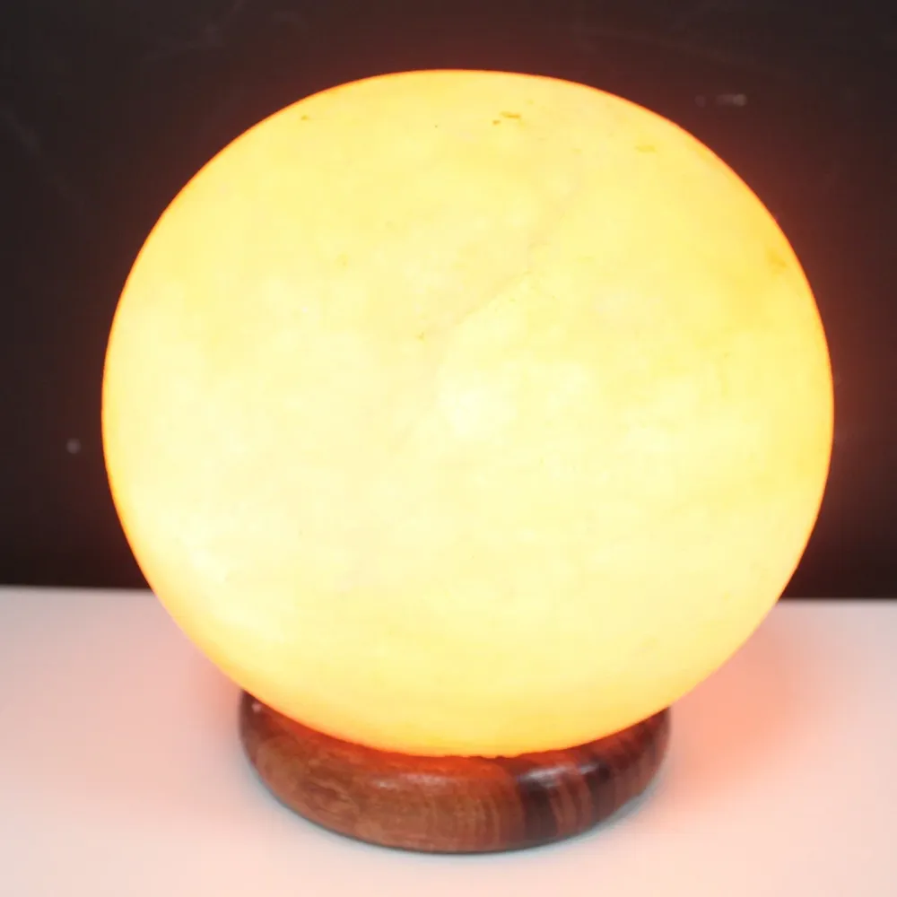 Himalajska solna lampa kugla s drvenom bazom