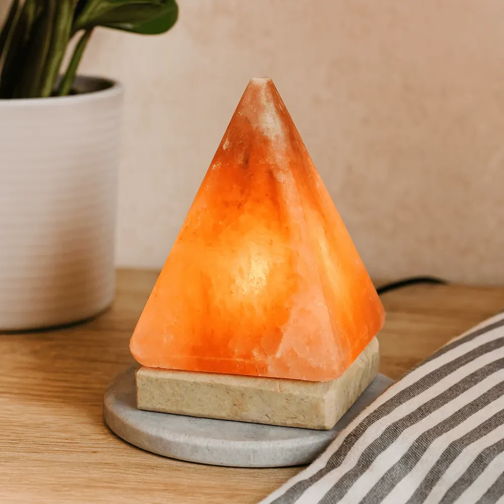 Himalajska solna lampa USB napajanje piramida 9 cm