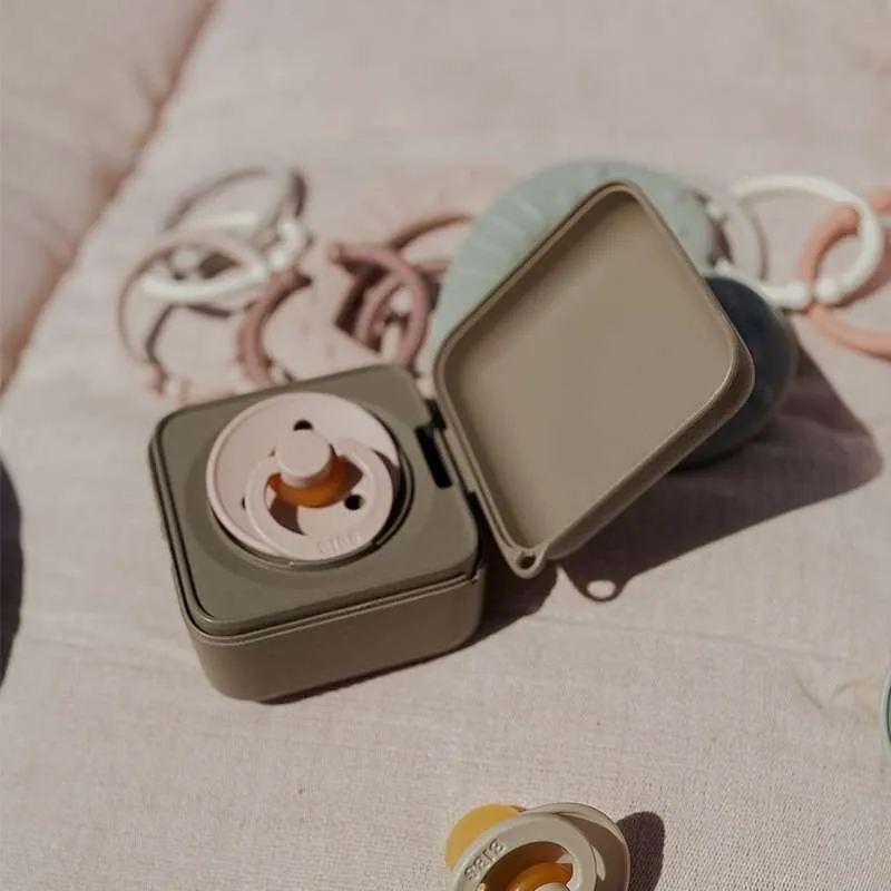 BIBS Accessories Pacifier Box - Sutteboks m. Plads til 3 Sutter - Bogat Oak