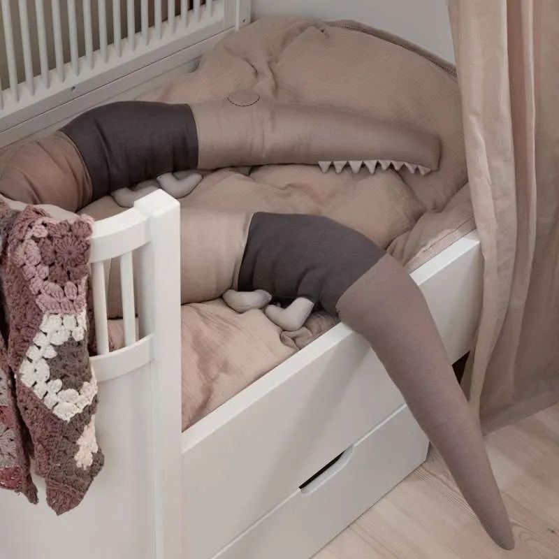 Obrnuti Sebra Pleteni Jastučić/Ograda za krevet - Sleepy Croc - Seabreeze Beige