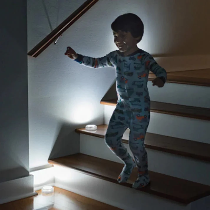 LED Tap Svetlo na Dodir – Bezicno Okruglo Svetlo za Plakar i Stepenice