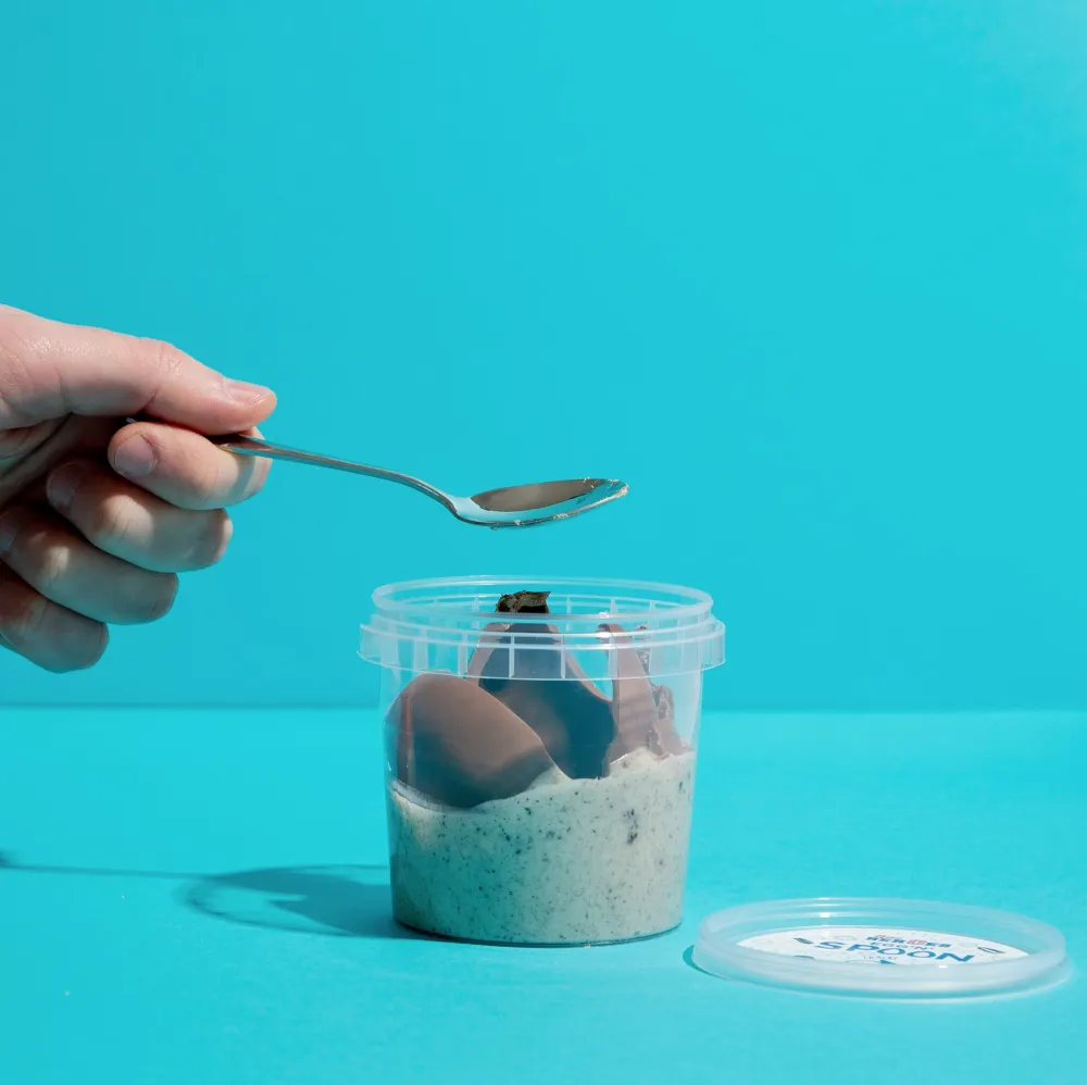 New Heroes Egg'n'Spoon Cookies'n'Cream, bijela čokoladna krema i komadići keksa s čokoladnim jajetom