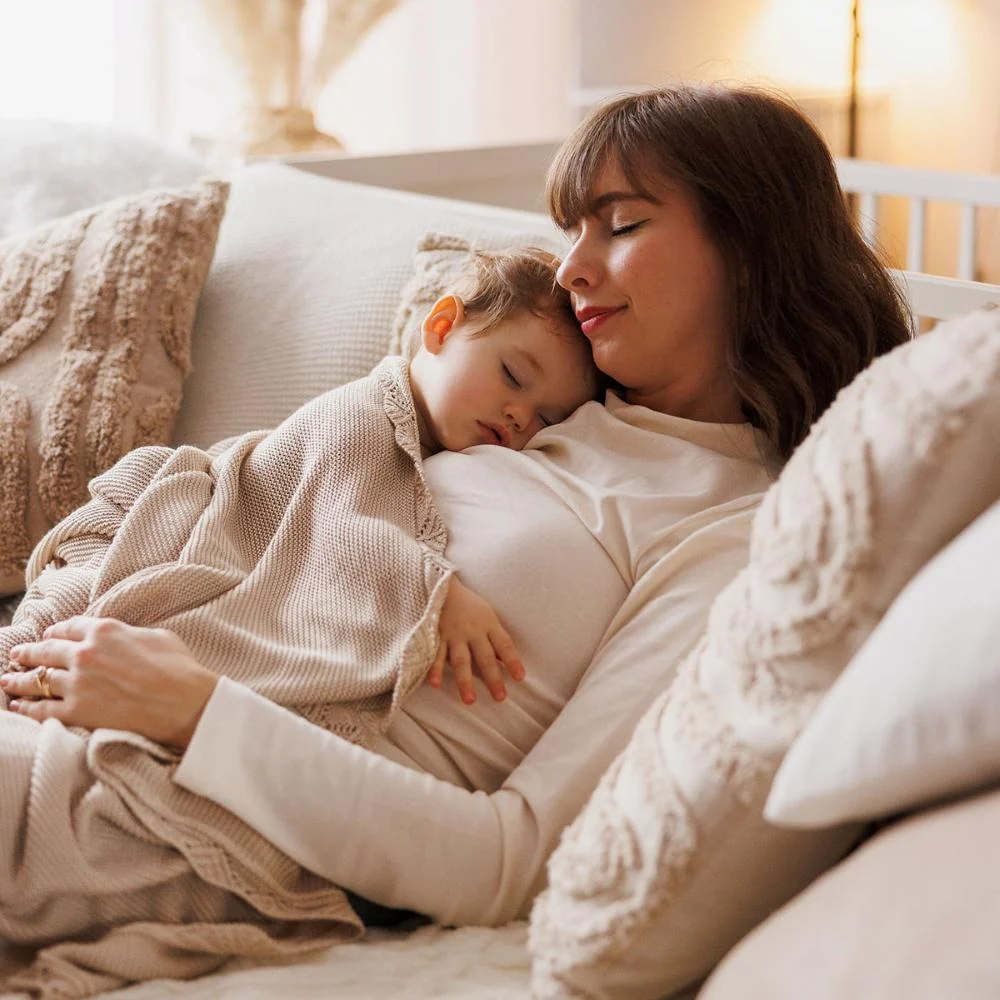 BabyOno Pletena bambus dekica s volanom 75x100 cm, svijetlo bež