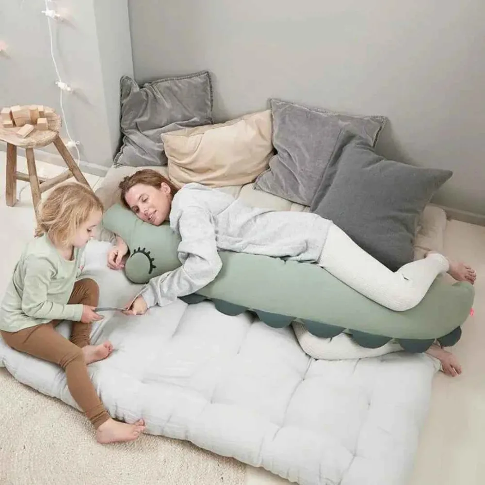 Done Deer® Comfy mehka blazina za spanje Croco Green